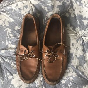 Sperry Top-Sider leather boat shoes.
